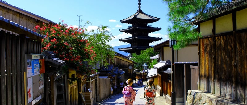 京都の街をあるく着物の女性